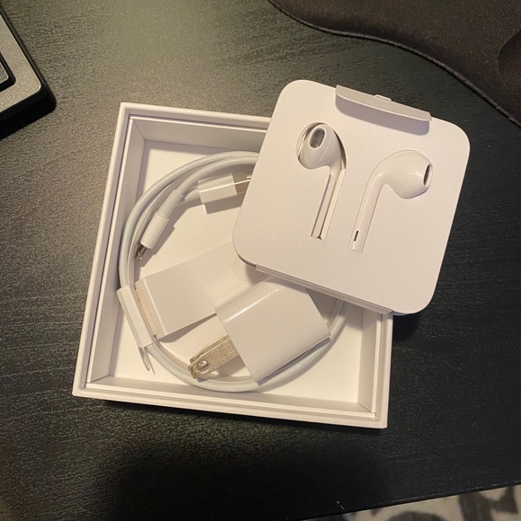 *SOLD*Brand new IPhone accessories - Picture 1 of 1